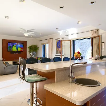 Villa 5 Bedroom Villa Rio With Large Private Pool And Hot Tub, Aphrodite Hills Resort *